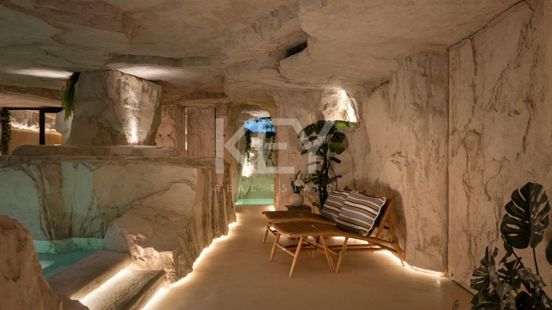 Уникальная вилла в тропическом стиле с потрясающим внутренним SPA и бассейном в Нуэва Андалусия, Марбелья