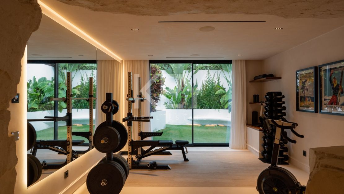 Уникальная вилла в тропическом стиле с потрясающим внутренним SPA и бассейном в Нуэва Андалусия, Марбелья