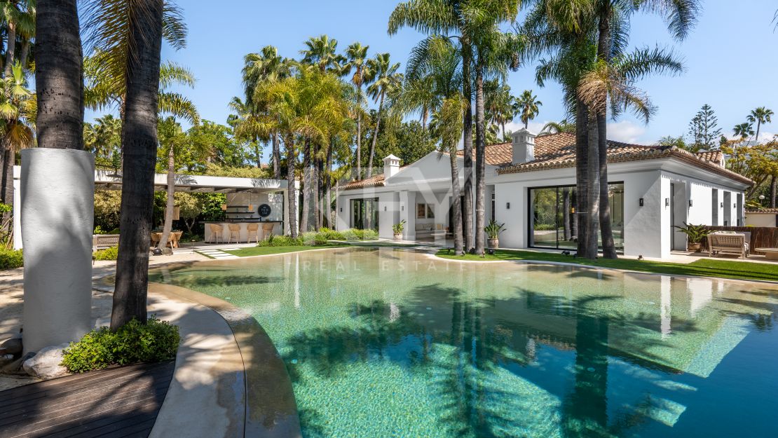 Villa única de inspiración tropical con impresionante SPA interior y piscina en Nueva Andalucía, Marbella