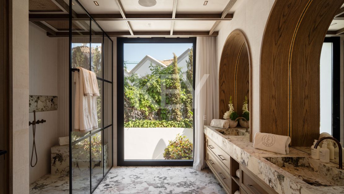 Villa única de inspiración tropical con impresionante SPA interior y piscina en Nueva Andalucía, Marbella