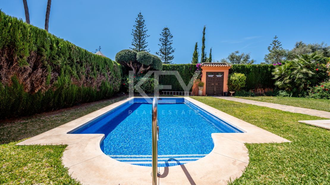 Семейная вилла в современном стиле на продажу в Касабланке, Золотая Миля, Марбея