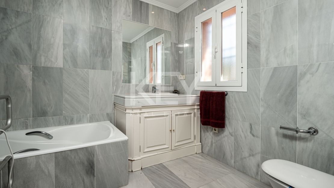 Семейная вилла в современном стиле на продажу в Касабланке, Золотая Миля, Марбея