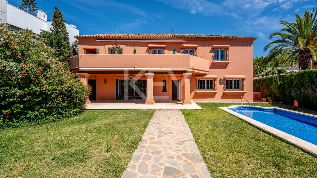 Семейная вилла в современном стиле на продажу в Касабланке, Золотая Миля, Марбея