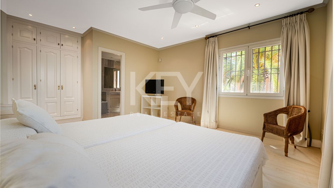 Семейная вилла в современном стиле на продажу в Касабланке, Золотая Миля, Марбея