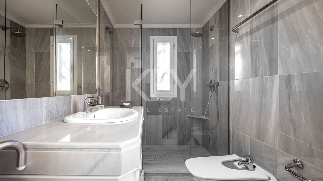 Семейная вилла в современном стиле на продажу в Касабланке, Золотая Миля, Марбея