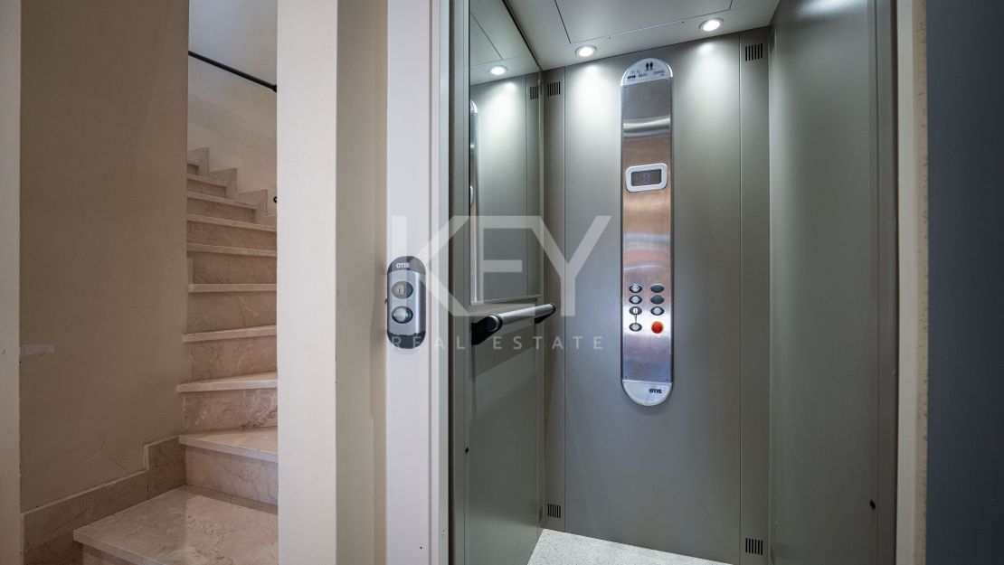 Семейная вилла в современном стиле на продажу в Касабланке, Золотая Миля, Марбея