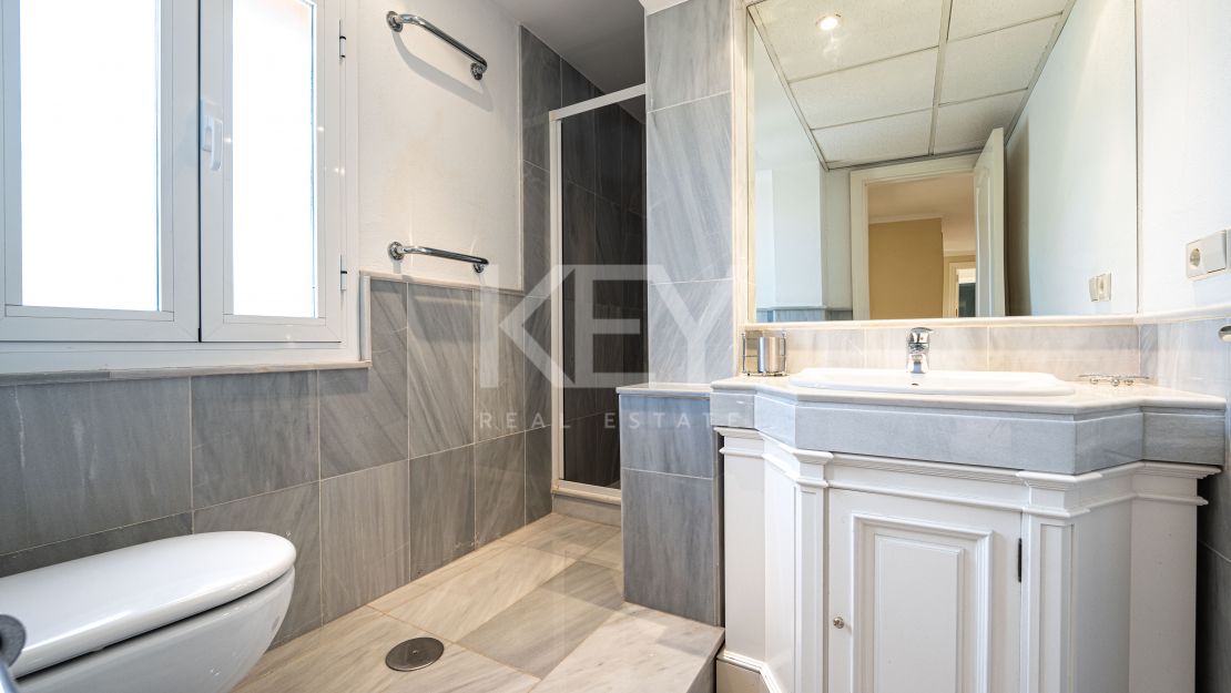 Семейная вилла в современном стиле на продажу в Касабланке, Золотая Миля, Марбея