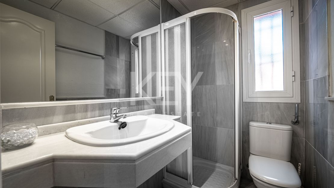 Семейная вилла в современном стиле на продажу в Касабланке, Золотая Миля, Марбея