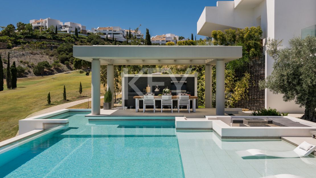 Elegant and stylish villa for sale inside the golf resort in Los Flamingos, Benahavis