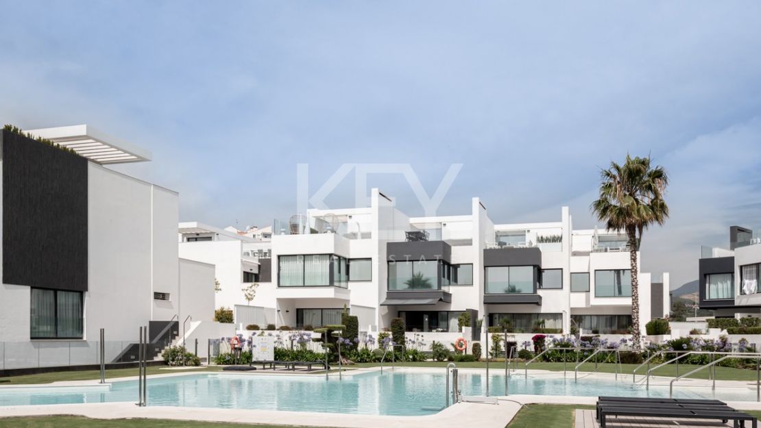 Casa adosada idealmente ubicada en venta en un complejo frente al mar en Estepona