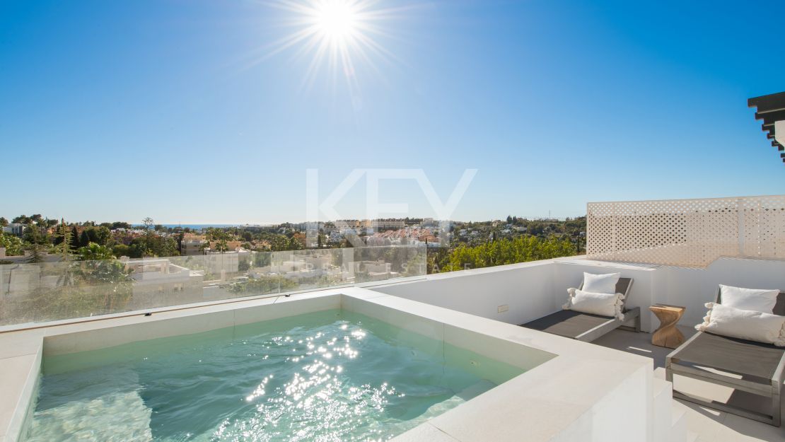 Stunning penthouse for sale in the prestigious urbanization in Nueva Andalucia