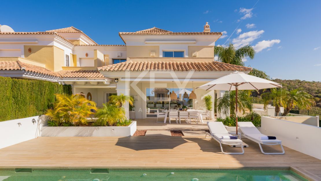 Impresionante villa en venta en una comunidad residencial cerrada en Marbella Este