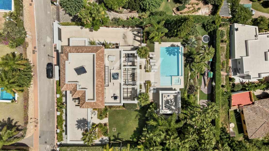 Contemporary Mediterranean Villa with Private Pool and Landscaped Gardens in El Paraíso