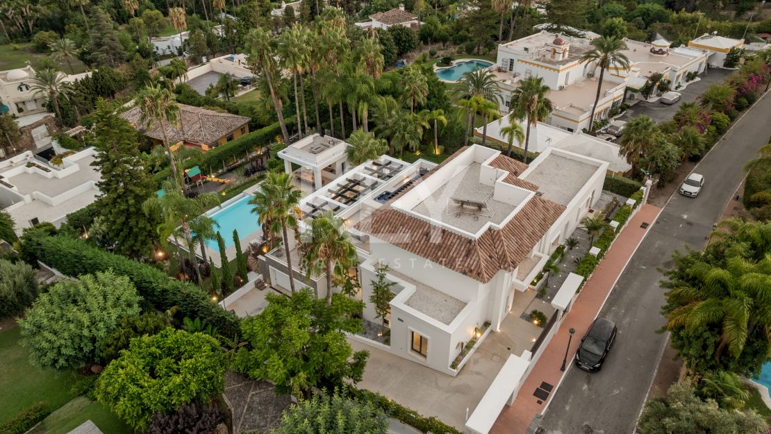 Contemporary Mediterranean Villa with Private Pool and Landscaped Gardens in El Paraíso