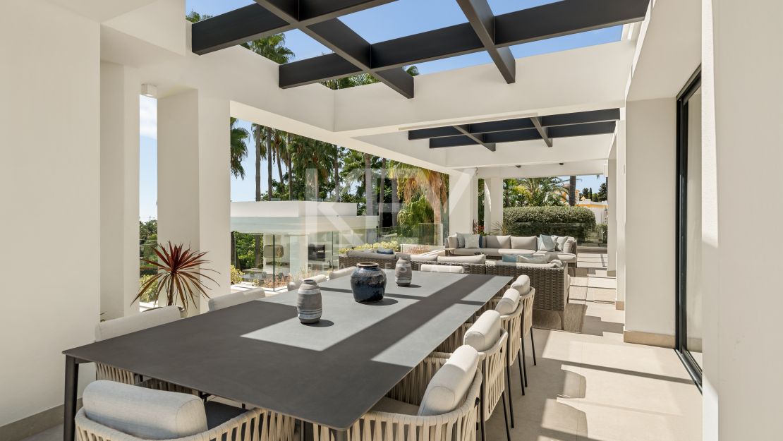Contemporary Mediterranean Villa with Private Pool and Landscaped Gardens in El Paraíso