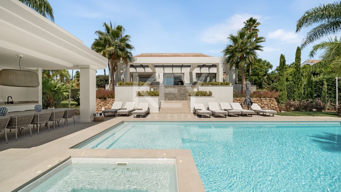 Contemporary Mediterranean Villa with Private Pool and Landscaped Gardens in El Paraíso