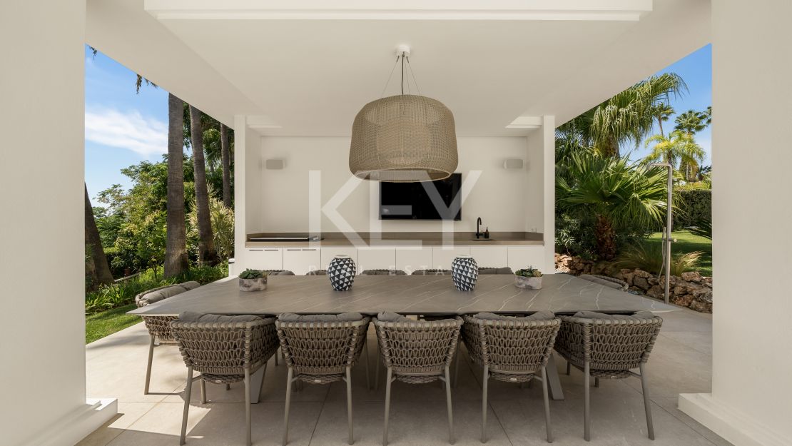 Contemporary Mediterranean Villa with Private Pool and Landscaped Gardens in El Paraíso