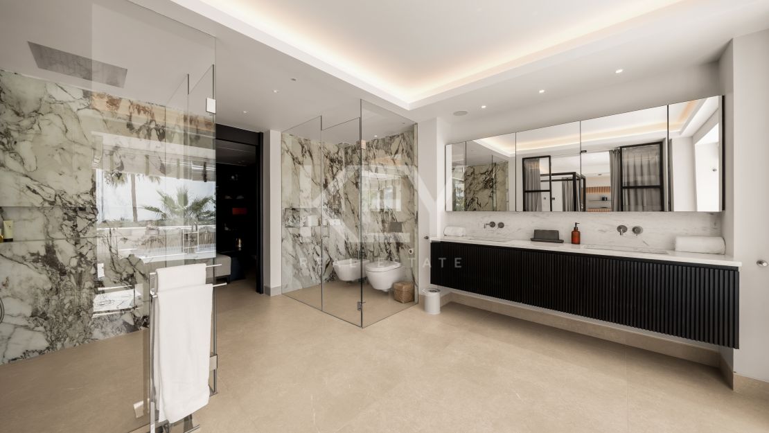 Contemporary Mediterranean Villa with Private Pool and Landscaped Gardens in El Paraíso