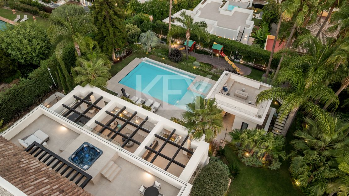 Contemporary Mediterranean Villa with Private Pool and Landscaped Gardens in El Paraíso