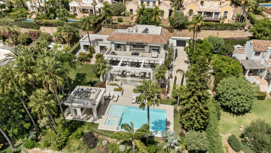 Contemporary Mediterranean Villa with Private Pool and Landscaped Gardens in El Paraíso