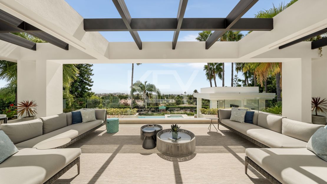 Contemporary Mediterranean Villa with Private Pool and Landscaped Gardens in El Paraíso