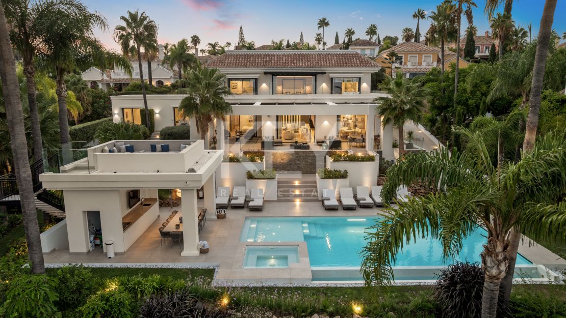 Contemporary Mediterranean Villa with Private Pool and Landscaped Gardens in El Paraíso