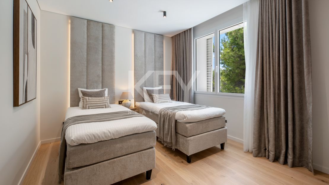 Fully Renovated Luxury Penthouse with Sea Views in Los Monteros, Marbella East