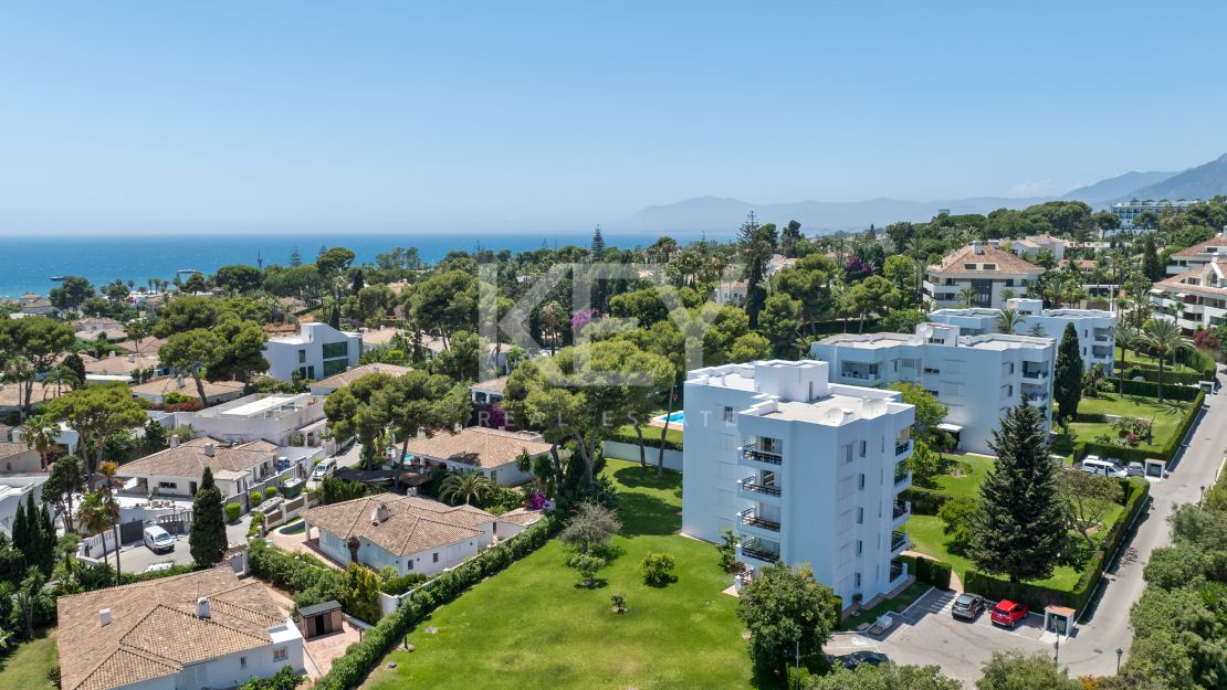 Fully Renovated Luxury Penthouse with Sea Views in Los Monteros, Marbella East