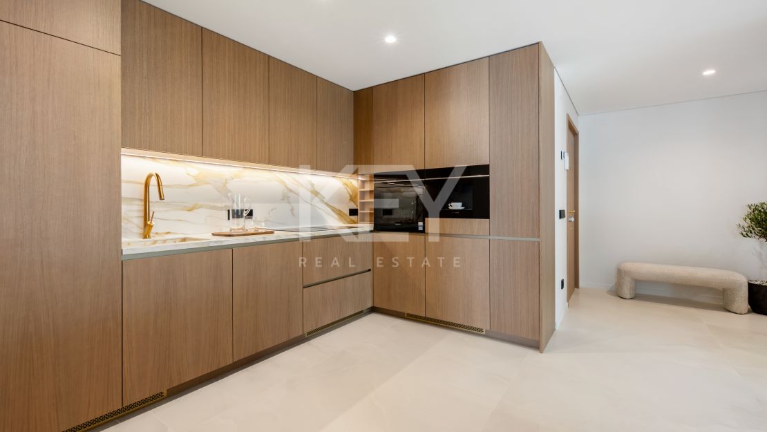 Fully Renovated Luxury Penthouse with Sea Views in Los Monteros, Marbella East