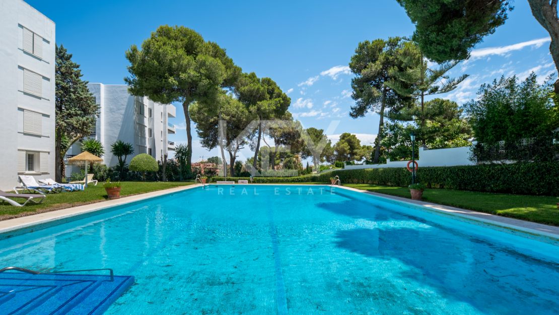 Fully Renovated Luxury Penthouse with Sea Views in Los Monteros, Marbella East