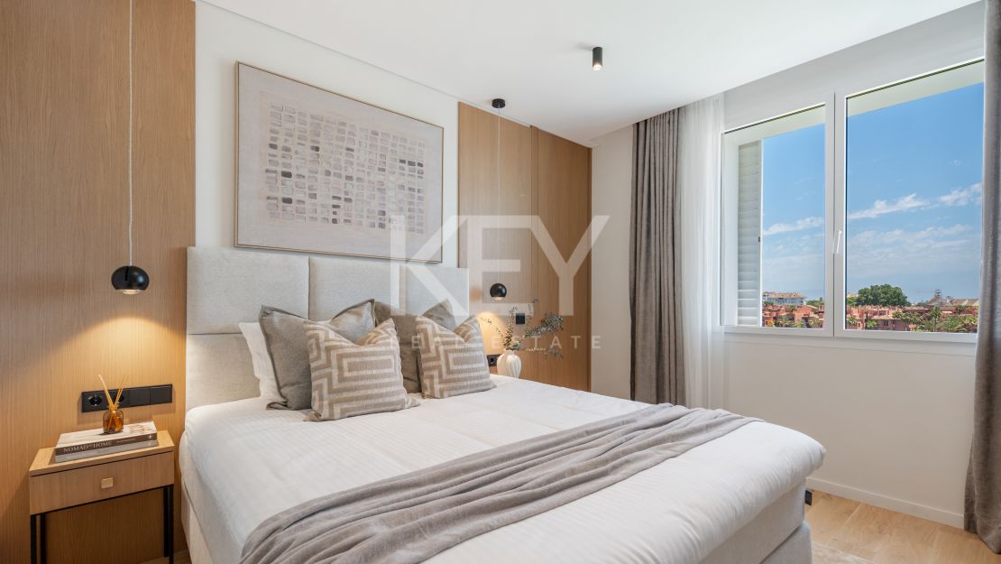 Fully Renovated Luxury Penthouse with Sea Views in Los Monteros, Marbella East