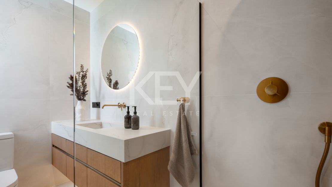 Fully Renovated Luxury Penthouse with Sea Views in Los Monteros, Marbella East