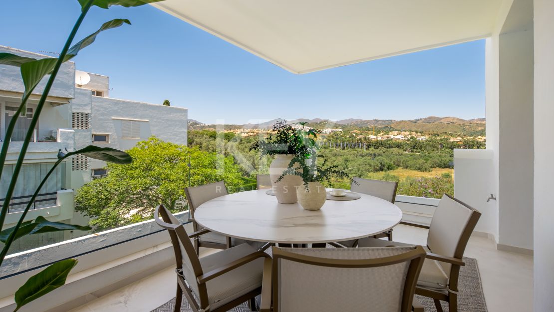 Fully Renovated Luxury Penthouse with Sea Views in Los Monteros, Marbella East