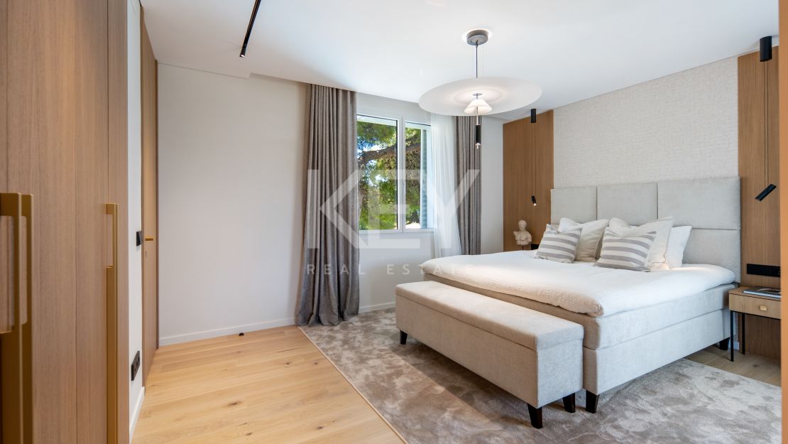 Fully Renovated Luxury Penthouse with Sea Views in Los Monteros, Marbella East