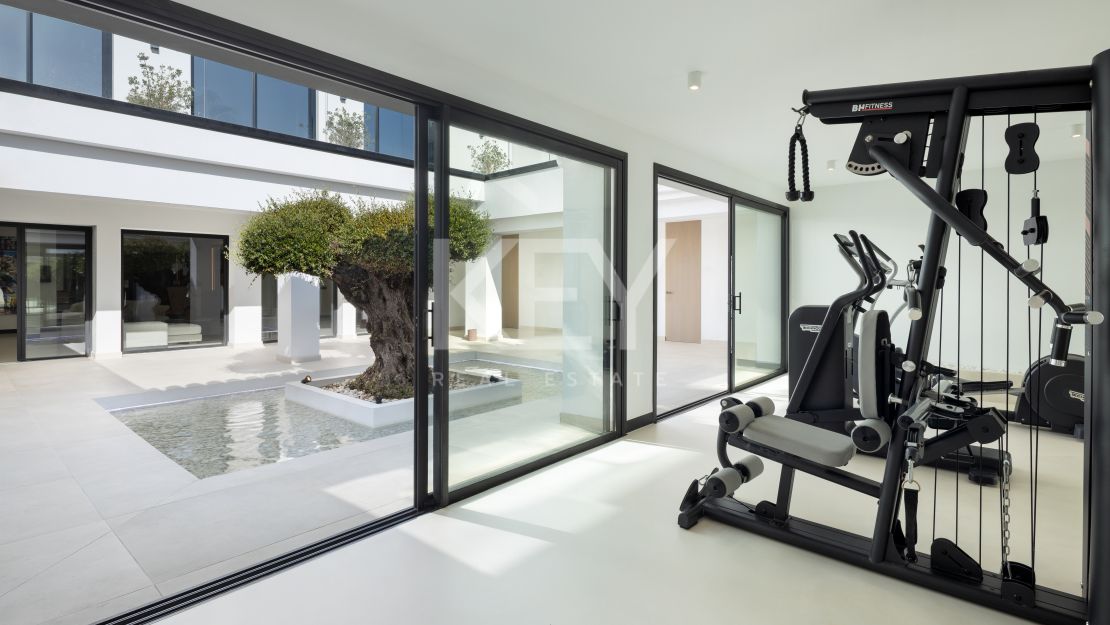 Luxury Contemporary Villa in Río Verde, Marbella Golden Mile – Walking Distance to Puente Romano and the Beach