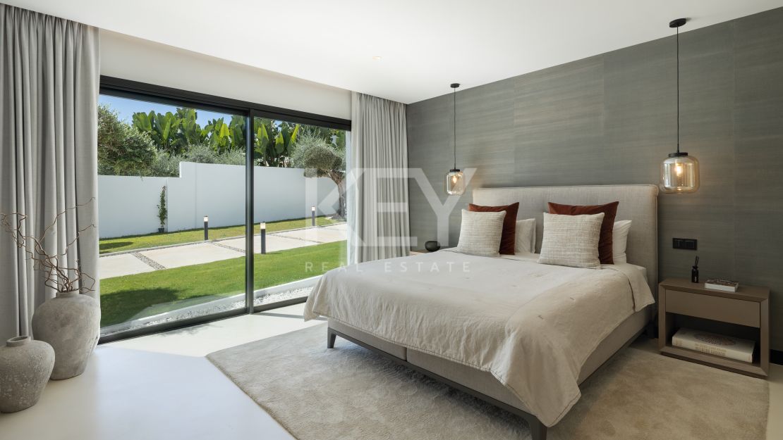 Luxury Contemporary Villa in Río Verde, Marbella Golden Mile – Walking Distance to Puente Romano and the Beach