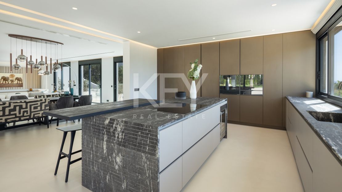 Luxury Contemporary Villa in Río Verde, Marbella Golden Mile – Walking Distance to Puente Romano and the Beach