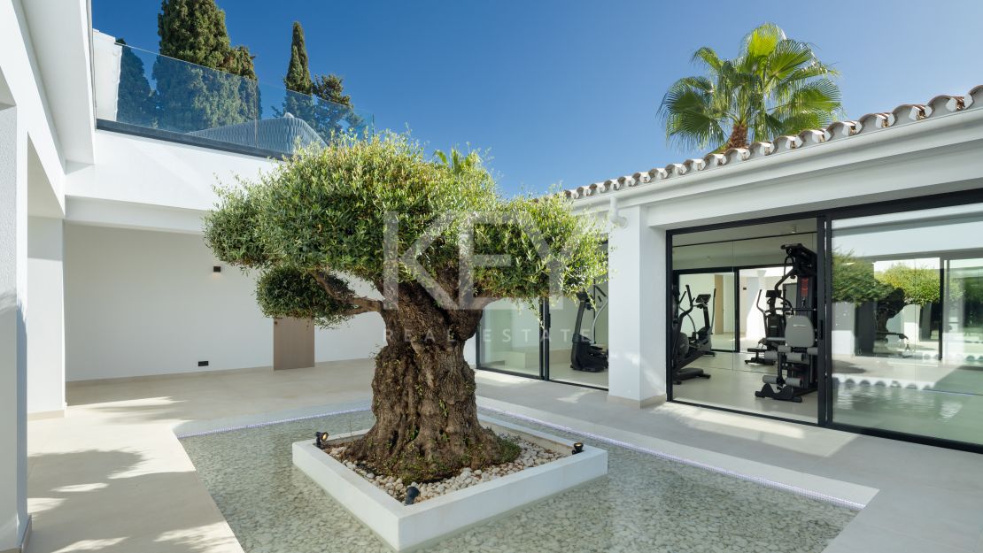 Luxury Contemporary Villa in Río Verde, Marbella Golden Mile – Walking Distance to Puente Romano and the Beach
