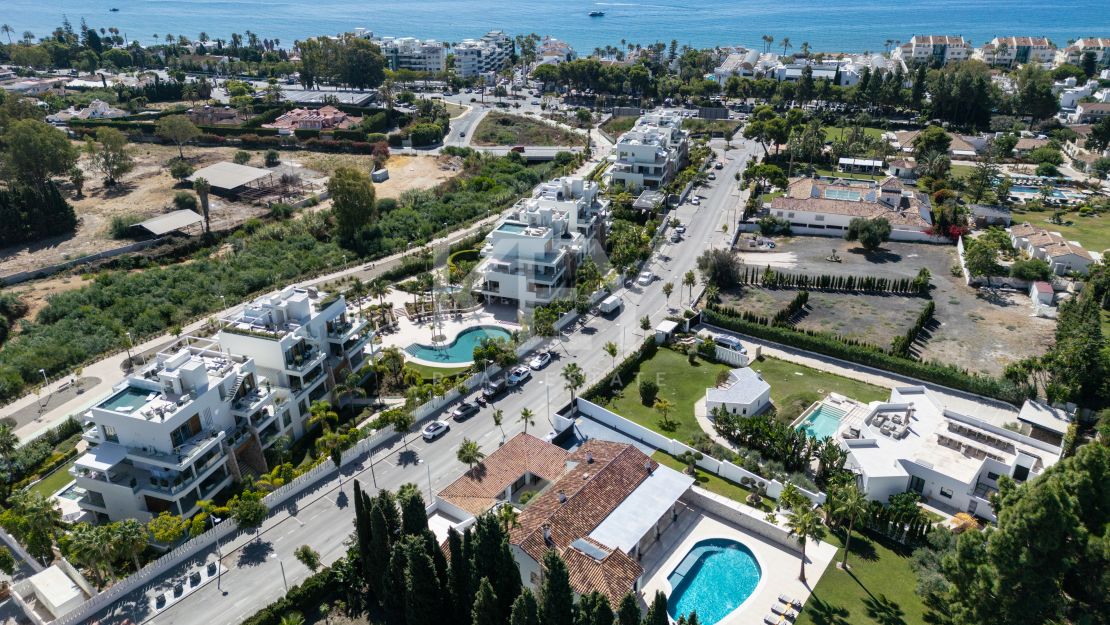 Luxury Contemporary Villa in Río Verde, Marbella Golden Mile – Walking Distance to Puente Romano and the Beach