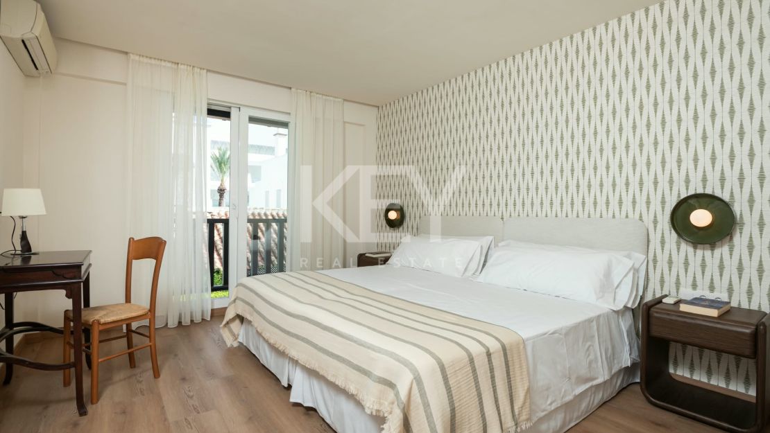 Elegante casa adosada renovada en Río Verde Playa, Marbella – A pocos minutos de la playa