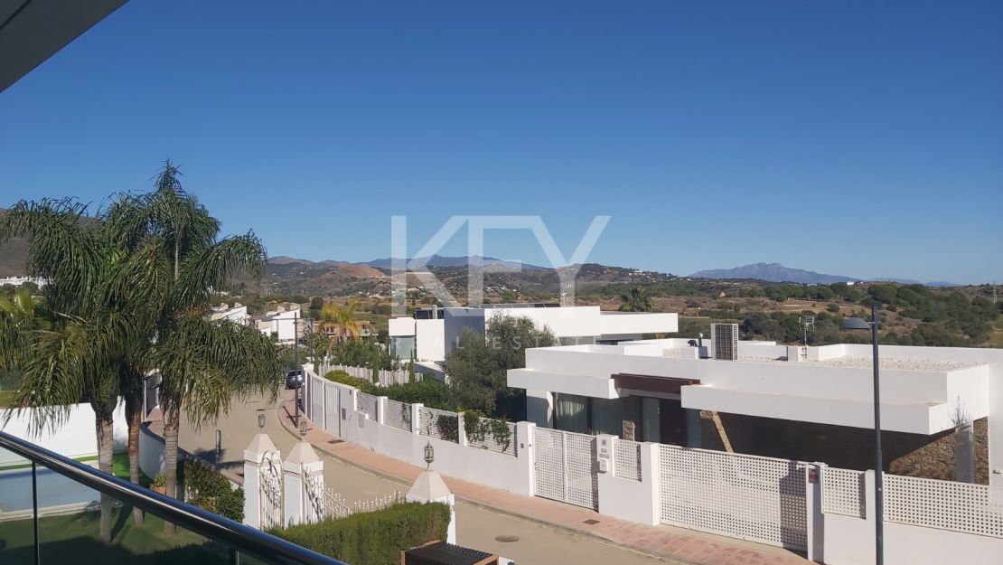 Villa Contemporánea de Nueva Construcción con Vistas al Mar y al Golf en Valle Romano Golf, Estepona