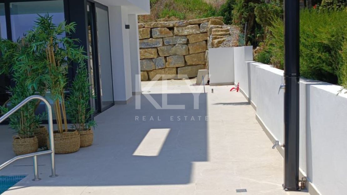 Villa Contemporánea de Nueva Construcción con Vistas al Mar y al Golf en Valle Romano Golf, Estepona