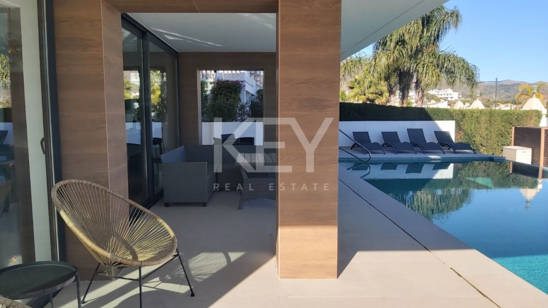 Villa Contemporánea de Nueva Construcción con Vistas al Mar y al Golf en Valle Romano Golf, Estepona