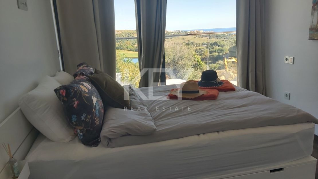 Villa Contemporánea de Nueva Construcción con Vistas al Mar y al Golf en Valle Romano Golf, Estepona