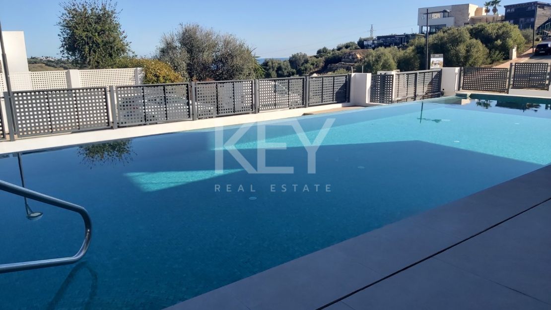 Villa Contemporánea de Nueva Construcción con Vistas al Mar y al Golf en Valle Romano Golf, Estepona