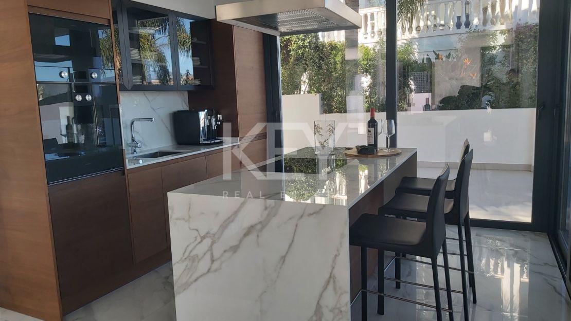 Villa Contemporánea de Nueva Construcción con Vistas al Mar y al Golf en Valle Romano Golf, Estepona