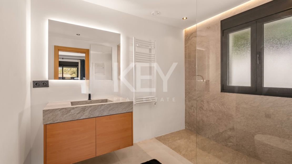 Villa for Sale in Los Llanos de Nagüeles, Marbella Golden Mile