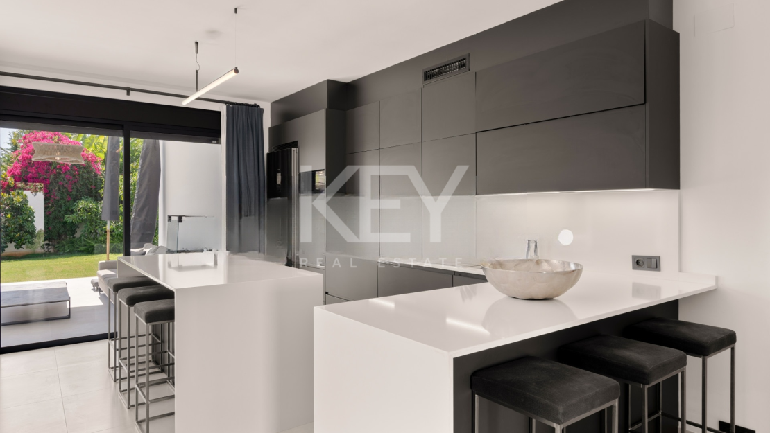Villa for Sale in Los Llanos de Nagüeles, Marbella Golden Mile