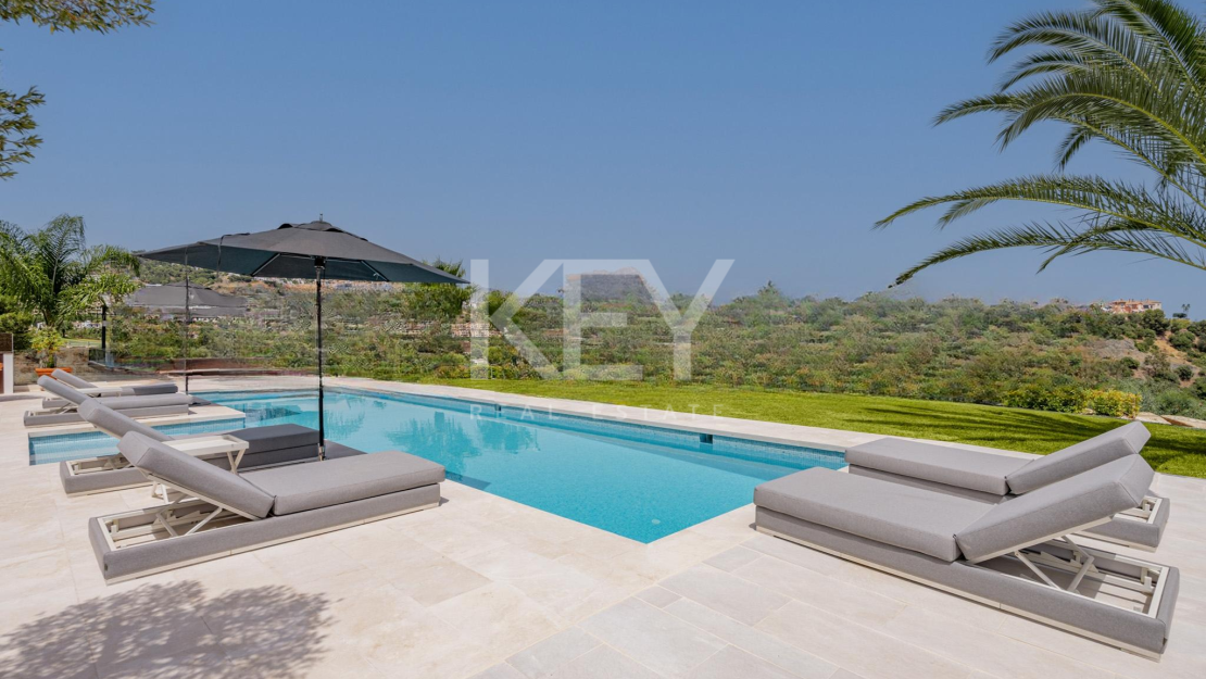 Contemporary Villa with Panoramic Sea Views for Sale in Los Almendros, Benahavís