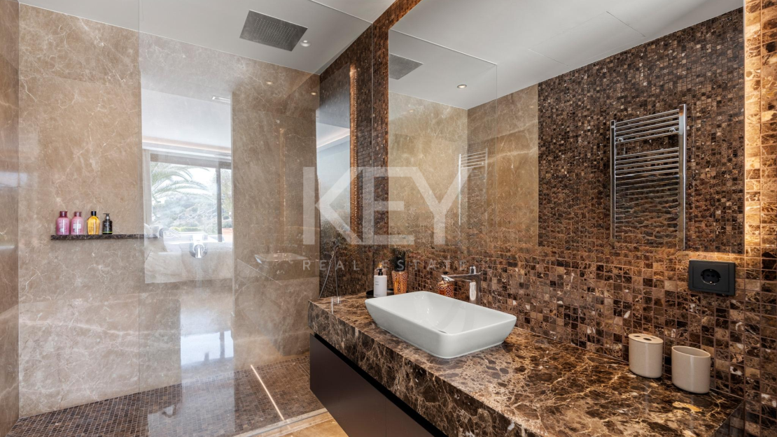 Contemporary Villa with Panoramic Sea Views for Sale in Los Almendros, Benahavís